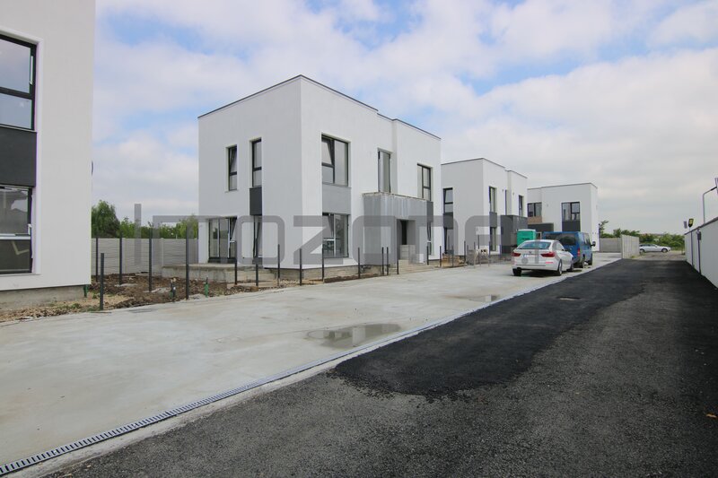 Otopeni, vila 4 camere, situata in 131 mp utili, teren 350 mp, 2 locuri parcare.